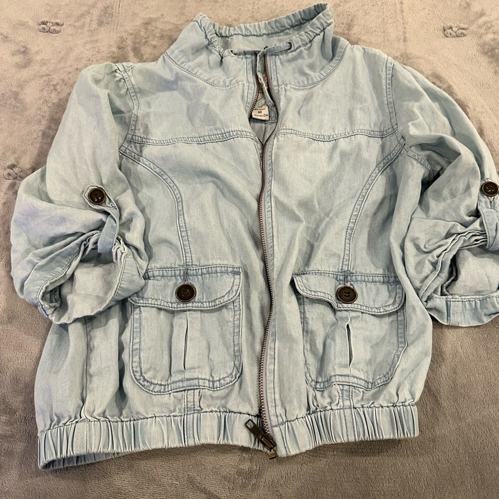 Short light Jean jacket, by American Rag medium